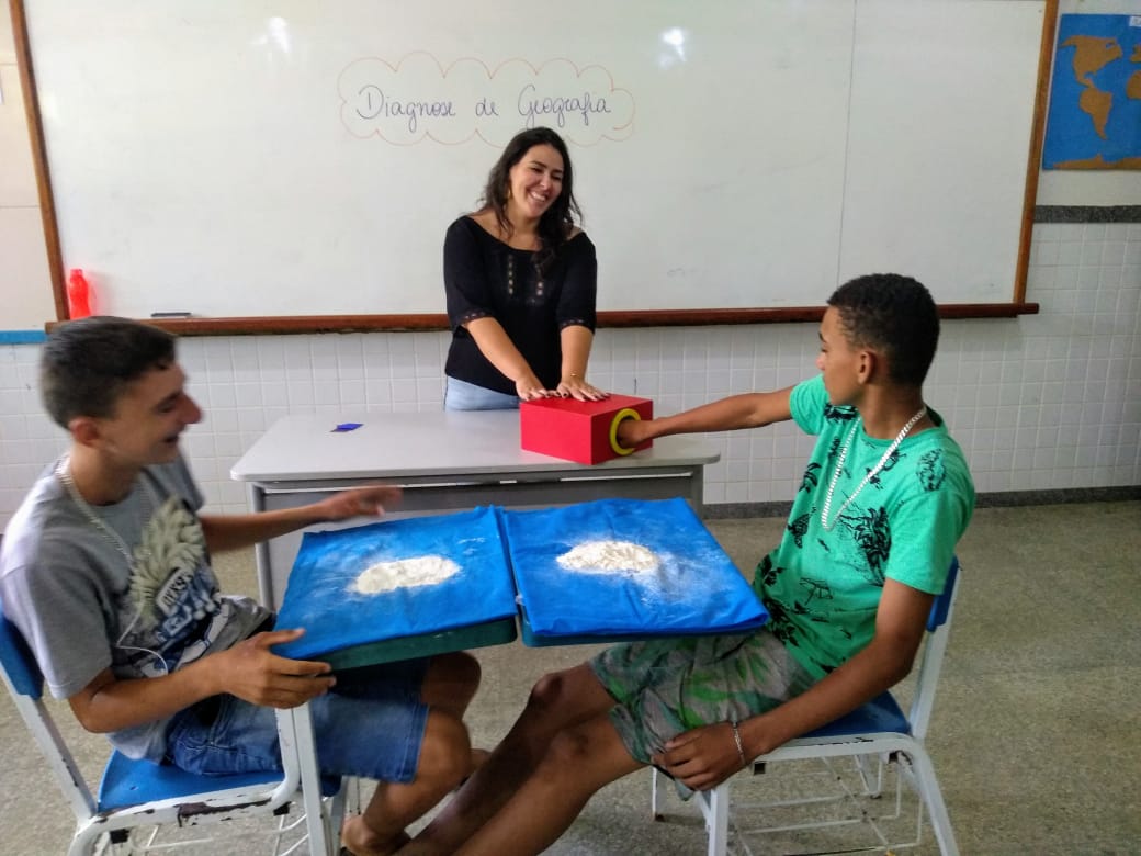 Professor dando aula de geografia em sala de aula